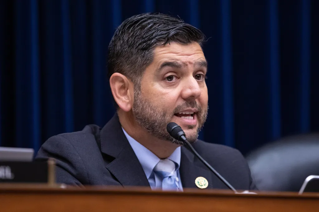 Ranking-Abgeordneter Raul Ruiz (D-CA) befragt CDC-Direktorin Rochelle Walensky während einer Anhörung des House Oversight and Accountability Select Coronavirus Pandemic Subcommittee am 13. Juni 2023 in Washington, DC.