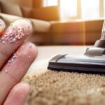 Mikroplastik auf Fingervakuumhintergrund