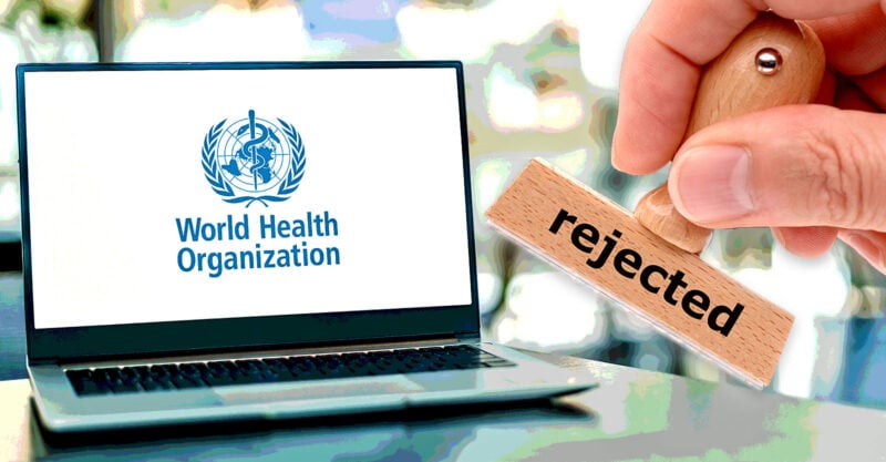 Laptop mit Logo der Weltgesundheitsorganisation und Handstempel mit dem Wort „abgelehnt“