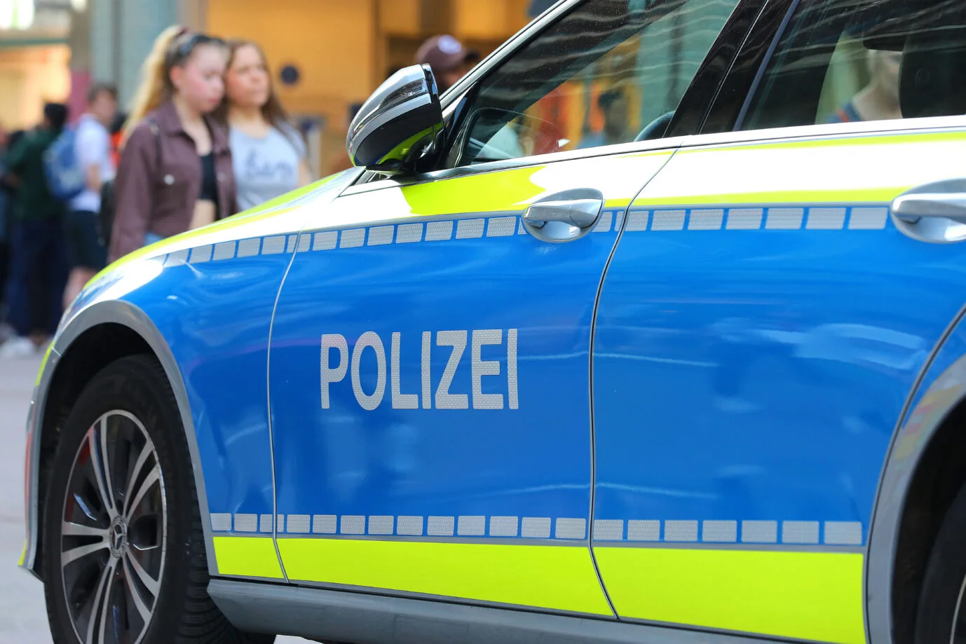 Knife attack by the assassin in Duisburg: A police vehicle in action (symbolic image)
