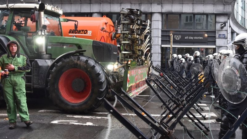 In the European Quarter in Brussels, the police and numerous farmers face each other. Before a meeting of EU agriculture ministers, farmers protest against the Union's agricultural policy.